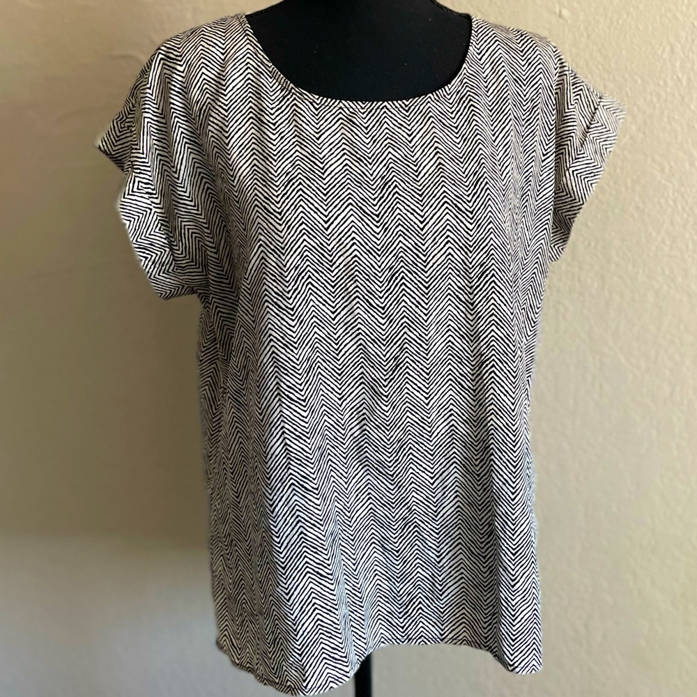Forever 21 • Black & White Shortsleeved Blouse